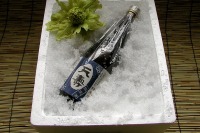 由利高原鉄道、鳥海山の残雪で雪詰めにした日本酒セットを限定発売 画像