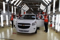 GM、インドネシア新工場を稼働…小型MPVがラインオフ 画像