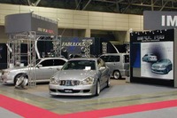 【オートサロン2001速報】寝静まった会場に運び込まれた新型『シーマ』!! 画像