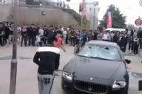 怒れる中国人、自身のマセラティを破壊［動画］ 画像