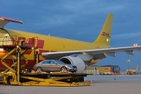 DHL、ワールドプレミアのメルセデス・ベンツ新型 Sクラス を貨物機で輸送 画像