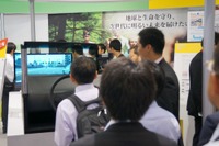 【人とくるまのテクノロジー13】デンソー、HUDシステムの展示に行列 画像
