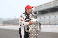 【INDYCAR 第5戦】トニー・カナーン、ボーグ・ワーナー・トロフィーにキス 画像