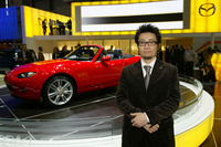 【ジュネーブモーターショー05】マツダ ロードスター …デザイナー中牟田氏 画像