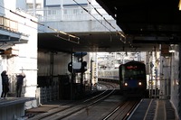 西武、椎名町駅で列車とホームが接触…レールがずれる 画像