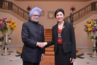 インドのシン首相が訪タイ、インラク首相と会談 画像