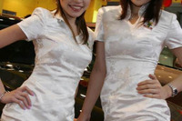 【東京オートサロン05】コンパニオン写真蔵…アハハ、こーのくらいだよ!! 画像