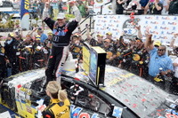 【NASCARスプリントカップ 第13戦】トニー・スチュアートがフェデックス400を制し今季初勝利 画像