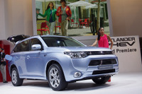 三菱 アウトランダーPHEV、8月下旬をめどに生産再開 画像