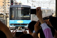 「まるで未来の電車」…沿線住民もそわそわ 東武野田線60000系デビューイベント 画像