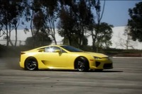 レクサス LFA、ドーナツデーを祝って旋回走行［動画］ 画像