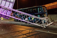 2階建てバス衝突で道路標識倒れる ドンムアン空港前 画像