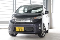 【三菱 eK 新型発売】ナンバープレートの位置は数ミリずつ各車で違う 画像