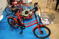 【オフィス防災EXPO13】発電する電動自転車、子育て世代に大好評 画像