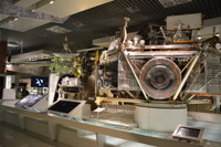 イトカワ微粒子と合わせて見たい 科学博物館宇宙展示 復元された宇宙実験・観測フリーフライヤ『SFU』 画像