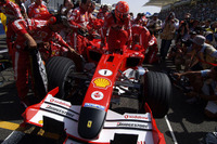 F1、ローマ法王を追悼 画像