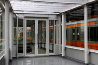 旧万世橋駅、ホーム上のガラス空間…走る中央線E233系との距離わずか1m 画像