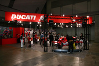 【東京モーターサイクルショー05】ドゥカティ 写真蔵…イタリアンレッド 画像