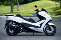ホンダ 新型フォルツァ Si、高速道より一般道走行に適正…実燃費は31.8km/リットル 画像