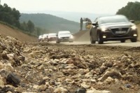 マツダ アクセラ 新型、耐久テストツアー…ロシアの荒れた道を行く［動画］ 画像