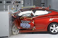 【IIHS衝突安全】ヒュンダイの主力セダン、エラントラ…2013トップセーフティピック+に輝く 画像