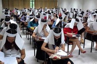 バンコクの一流大学のカンニング防止策！？紙製のヘルメットの真相はいかに・・・ 画像