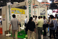 【Interpets 2013 Vol.3】テルモ、ペットの臭い対策に車載用消臭専用機を展示 画像