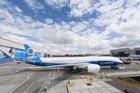 ボーイング、787-9型初号機がロールアウト、今夏終わりまでに初フライトへ 画像