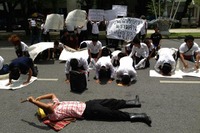 タイ南部の天然ゴム農家が幹線道路封鎖、警官隊と衝突 画像