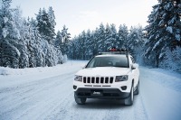 ジープ コンパス に雪山をイメージした限定車…ルーフラッククロスバーなどを装備 画像