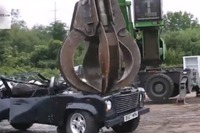 ランドローバー伝統のSUV、ディフェンダー…無残に破壊［動画］ 画像