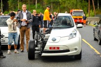 日産 リーフ、世界最大のEVパレード記録に貢献…2分の1のカットモデルも参加 画像
