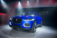 【フランクフルトモーターショー13】ジャガー C-X17をアンベイル、2015年ミッドサイズセダン投入も明言 画像