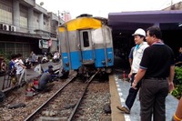 バンコクで列車脱線、駅の屋根に衝突 画像