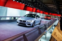 【フランクフルトモーターショー13】BMWがホール内を猛スピードで周回中［動画］ 画像