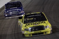 【NASCARキャンピングワールド 第16戦】トヨタ、接戦を制しカイル・ブッシュが今季4勝目 画像