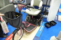 【福祉機器展13】フランスベッド、三輪電動車いすを来春発売 画像