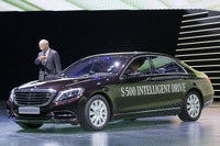 【フランクフルトモーターショー13】メルセデス Sクラス 新型にロボットカー…2020年までに市販へ 画像