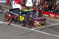 【NASCAR】ゴードン、ピットボックス内の違反でリード失う［動画］ 画像