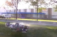 ポルシェ 911レーサー、恐怖の大クラッシュ…空を舞い、川に転落［動画］ 画像