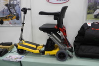 【福祉機器展13】10秒で簡単に折りたためる電動車いす 画像