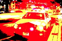 追跡するパトカーから無灯火で逃走のクルマ、出会い頭衝突を起こす 画像