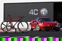 アルファロメオの新型スポーツカー、4C…高級自転車も登場 画像