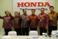 【ジャカルタモーターショー13】ホンダ 伊東社長、2016年までのインドネシア四輪車販売30万台に自信…会見一問一答 画像