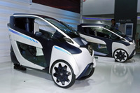 【CEATEC13】トヨタ、「バイクのように走る」3輪小型EV i-ROAD を初披露 画像