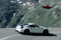 日産フェアレディZ NISMO、ウイングスーツのスカイダイバーとダウンヒル対決［動画］ 画像