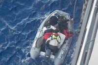 日本郵船グループコンテナ船、南太平洋上でヨット乗組員3人救助 画像