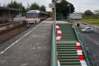 【F1 日本GP】鈴鹿サーキット稲生駅、ホームや階段がレーシングコースに 画像