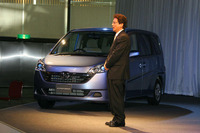 【ホンダ ステップワゴン 新型発表】ライバルはヴォクシー、セレナ、 旧型? 画像