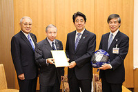 JAF小栗会長・FIA トッド会長、安倍総理を表敬訪問 画像